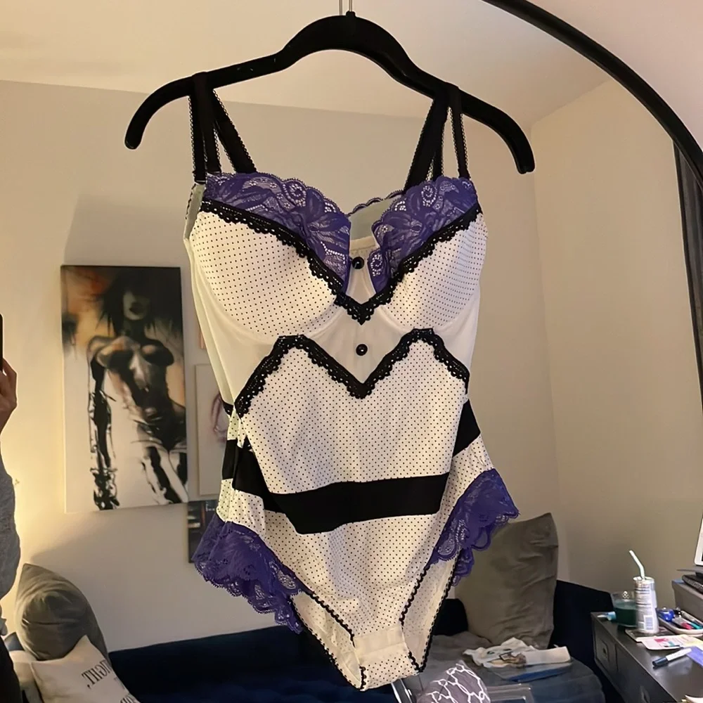 VS Luxe Euro Lace Bodysuit in Purple/B/W NWOT 34DD/M - Picture 4 of 11